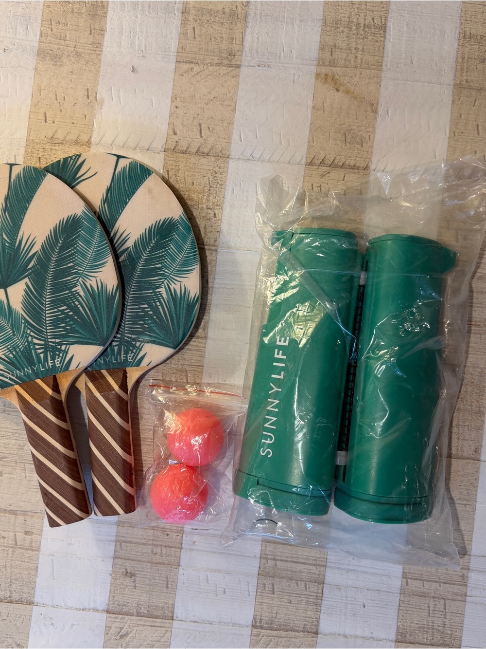 SUNNYLiFE Green Palm Paddle Ball Set with Coral Balls - Anthropologie